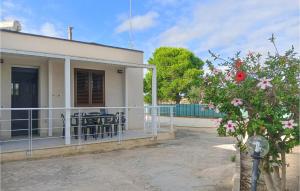 ein Haus mit einem Balkon mit einem Tisch und einem Baum in der Unterkunft Clizia in Menfi