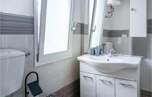 ein weißes Badezimmer mit Waschbecken und Spiegel in der Unterkunft Clizia in Menfi