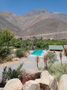 een zwembad in het midden van een berg bij Aldea Biocultural Ayelen in Piedra Lisa