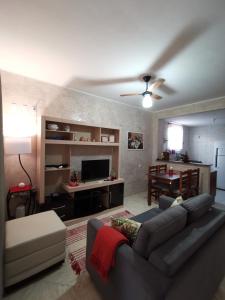Flat Gorlaes في أرارواما: غرفة معيشة مع أريكة وطاولة