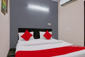 Una cama o camas en una habitación de OYO Flagship Manya Stay