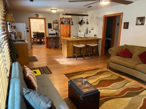 uma sala de estar com um sofá e uma cozinha em 4 Season Ranch 