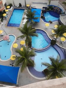una vista aérea de una piscina en un complejo en Jardins das Thermas - Vista para Piscina - Nascente, en Caldas Novas