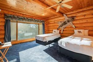 Ein Bett oder Betten in einem Zimmer der Unterkunft Snowridge Chalet by Outpost Whistler