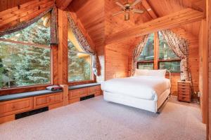 Ein Bett oder Betten in einem Zimmer der Unterkunft Snowridge Chalet by Outpost Whistler