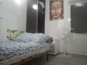 1 dormitorio con 1 cama con ventilador y máscara en Casa MIRADOR con vistas a toda la ciudad, en Córdoba