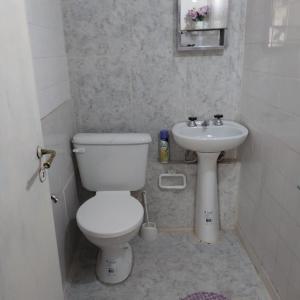 Baño pequeño con aseo y lavamanos en Departamentos Doña Viya en Ramallo