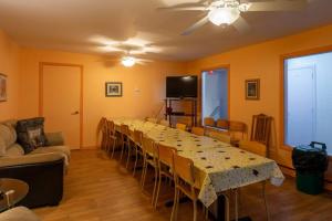 una sala de conferencias con una mesa larga con sillas en 224 La Beauté du Cap-de-la-Madelaine, en Trois-Rivières