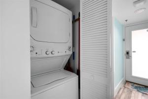 a white laundry room with a washer and dryer at 1206 Ocean Pointe in Tavernier