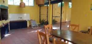comedor con mesa de madera y sillas en Chalet con piscina en San Luis, en San Luis