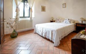 Ένα ή περισσότερα κρεβάτια σε δωμάτιο στο Pet Friendly Apartment In Rosia With Kitchen