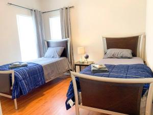 Un dormitorio con dos camas y una ventana. en *Come home - 1 mile from Duke & Downtown Durham, en Durham