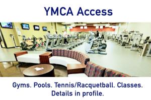 un gimnasio con sofás, cintas de correr y máquinas en *Come home - 1 mile from Duke & Downtown Durham, en Durham 16 fotos más