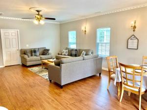 una sala de estar con un sofá y una mesa en *Come home - 1 mile from Duke & Downtown Durham, en Durham