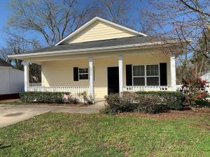 una casa amarilla con un porche y una entrada en *Come home - 1 mile from Duke & Downtown Durham, en Durham