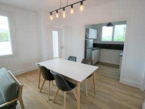 eine Küche und ein Esszimmer mit einem Tisch und Stühlen in der Unterkunft Maison La Tranche-sur-Mer, 3 pièces, 4 personnes - FR-1-22-322 in La Tranche-sur-Mer