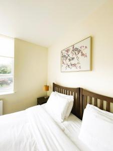 sypialnia z 2 łóżkami i zdjęciem na ścianie w obiekcie Maidstone Heights By Kasar Stays w mieście Kent