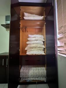 un armario lleno de toallas blancas en Jardins das Thermas - Vista para Piscina - Nascente, en Caldas Novas