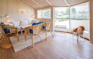 uma sala de estar com um sofá, uma mesa e cadeiras em Lovely Home In Rdby With Kitchen em Rødby