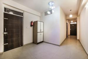 korytarz z dużymi drzwiami w budynku w obiekcie Super OYO AARAV HOTEL w mieście Dżajpur