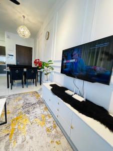 un soggiorno con una grande TV a schermo piatto a parete di The Opal Suite Troika Kota Bharu 1 Bedroom a Kota Bharu