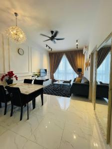 コタバルにあるThe Opal Suite Troika Kota Bharu 1 Bedroomのリビングルーム(テーブル、ソファ付)