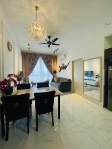 哥打巴魯的住宿－The Opal Suite Troika Kota Bharu 1 Bedroom，客厅配有桌子和沙发