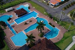 una vista aérea de tres piscinas en un parque en Coastal Casita, en Bejuco