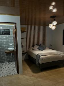 1 dormitorio con 1 cama en una habitación en Serenity Mountain, en Poás