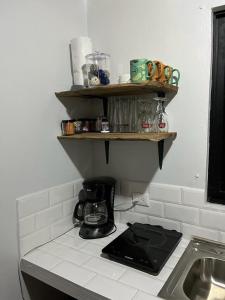uma bancada de cozinha com comodidades para preparar café em Serenity Mountain em Poás