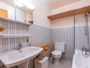 ein Bad mit einem Waschbecken, einem WC und einer Dusche in der Unterkunft Appartement Méribel, 2 pièces, 4 personnes - FR-1-180-588 in Les Allues