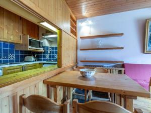 cocina con mesa de madera y sillas en Appartement Méribel, 2 pièces, 4 personnes - FR-1-180-588 en Les Allues