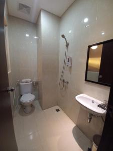 ein Bad mit einem WC und einem Waschbecken in der Unterkunft AZKA HOTEL Managed by Salak Hospitality in Jakarta