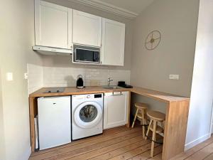 een keuken met een wasmachine en een aanrecht bij Studio Berck-Plage, 1 pièce, 2 personnes - FR-1-646-57 in Berck-sur-Mer