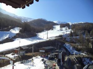 - Vistas a una pista de esquí con un lodge de esquí en Studio Les Orres, 1 pièce, 4 personnes - FR-1-322-561 en Les Orres