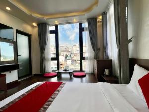 1 dormitorio con 1 cama grande y ventana grande en Le Tuan Minh Hotel, en Da Lat
