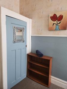 una habitación con una puerta, un estante y una pintura en Quirky Villa en Whanganui