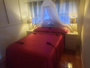 - une chambre avec un lit rouge et une fenêtre dans l'établissement Cock or Two Kink House, à Cockatoo