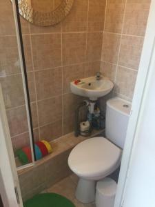 Single Room with Private Bathroom in Kings Rd. Chelsea في لندن: حمام مع مرحاض ومغسلة