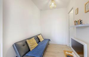 - un salon avec un canapé et une télévision dans l'établissement 1 Bedroom Nice Apartment In Fougres, à Fougères