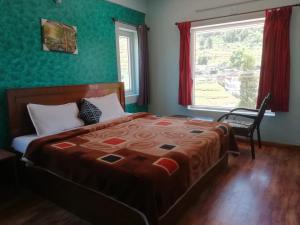 sypialnia z łóżkiem, krzesłem i oknem w obiekcie Crystal homestay w mieście Utakamand