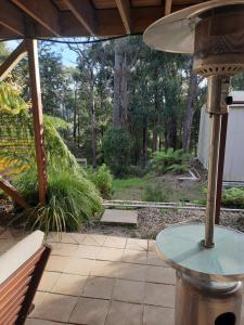 Cockatoo的住宿－Cock or Two Kink House，庭院设有桌子,享有庭院的景色