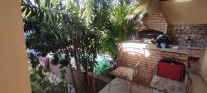 un patio extérieur avec un four en briques et des plantes dans l'établissement RESIDENCIAL MR HULL, à Fortaleza