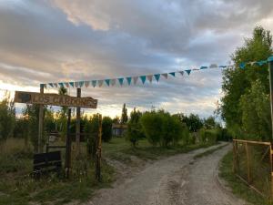 una señal de los chihuahuas en un camino de tierra en Los cardones, en Gobernador Gregores