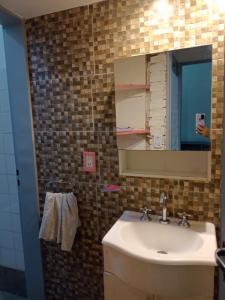 馬德琳港的住宿－Lo de Nelly，一间带水槽和镜子的浴室