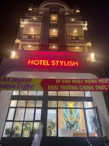 una señal de hotel frente a un edificio en Hotel Stylish Tân Khai, en Hớn Quản