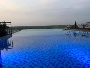 a large blue swimming pool with blue water at Hotel Stylish Tân Khai in Hớn Quản