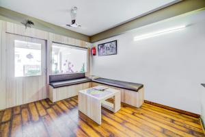 斋浦尔Hotel O AARAV HOTEL的一个空房间,有长凳和窗户