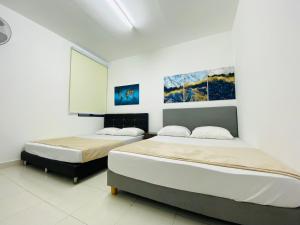 מיטה או מיטות בחדר ב-Alyn Home Kluang III Netflix WIFI Coway