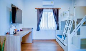 Dormitorio con litera, escritorio y escalera en Nainan resotel ในน่าน รีโซเทล en Nan